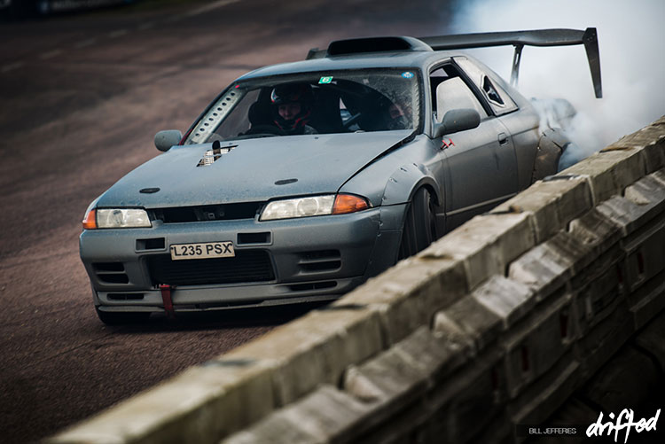 grey r32 widebody skyline r32 rubbing wall