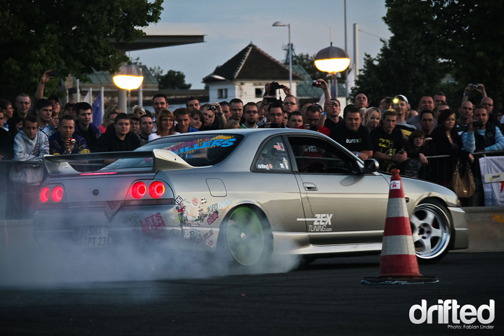 nissan skyline bnr33 drifting